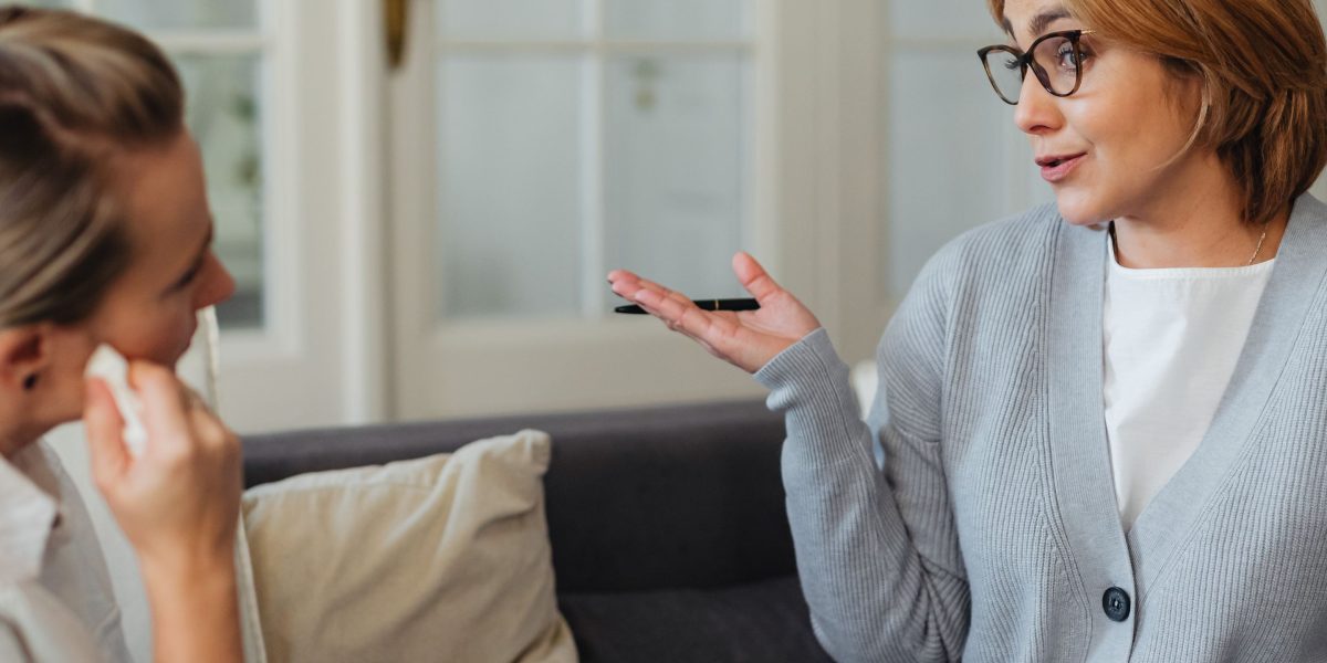 A client comfortably engaging in a conversation with a mental health professional, illustrating the open dialogue of a first therapy session.